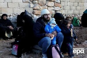 По данным СМИ, группы беженцев прибывают в западную турецкую провинцию Чанаккале в надежде на беспрепятственное пересечение Эгейского моря