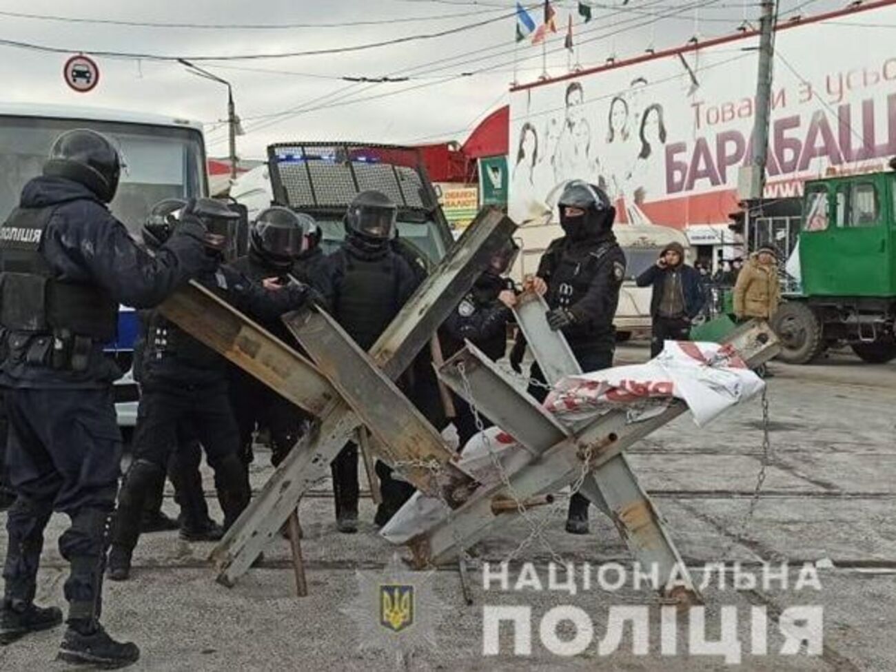 Під час нападу із застосуванням кийків, арматури, сльозогінного газу, пістолетів і гранат постраждало понад 15 підприємців, зазначають автори листа