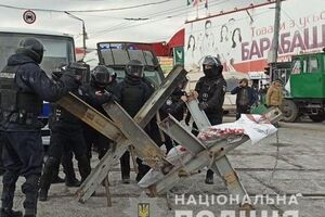 Во время нападения с применением дубинок, арматуры, слезоточивого газа, пистолетов и гранат пострадали более 15 предпринимателей, отмечают авторы письма