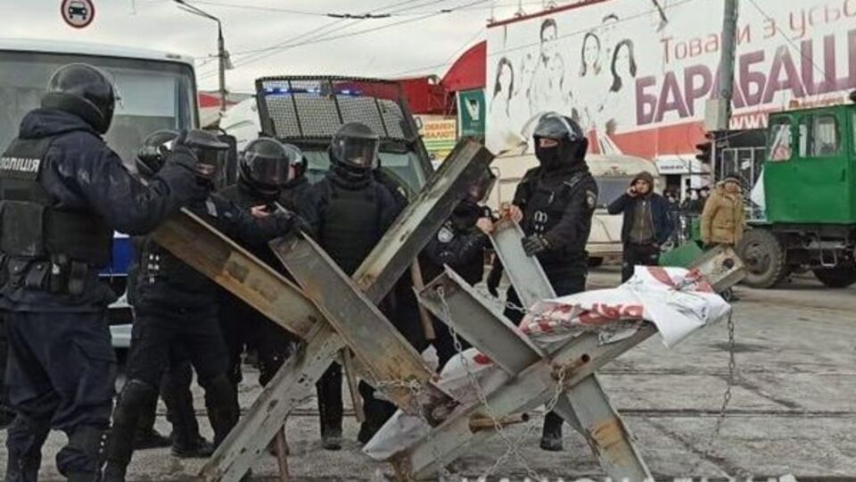 Під час нападу із застосуванням кийків, арматури, сльозогінного газу, пістолетів і гранат постраждало понад 15 підприємців, зазначають автори листа