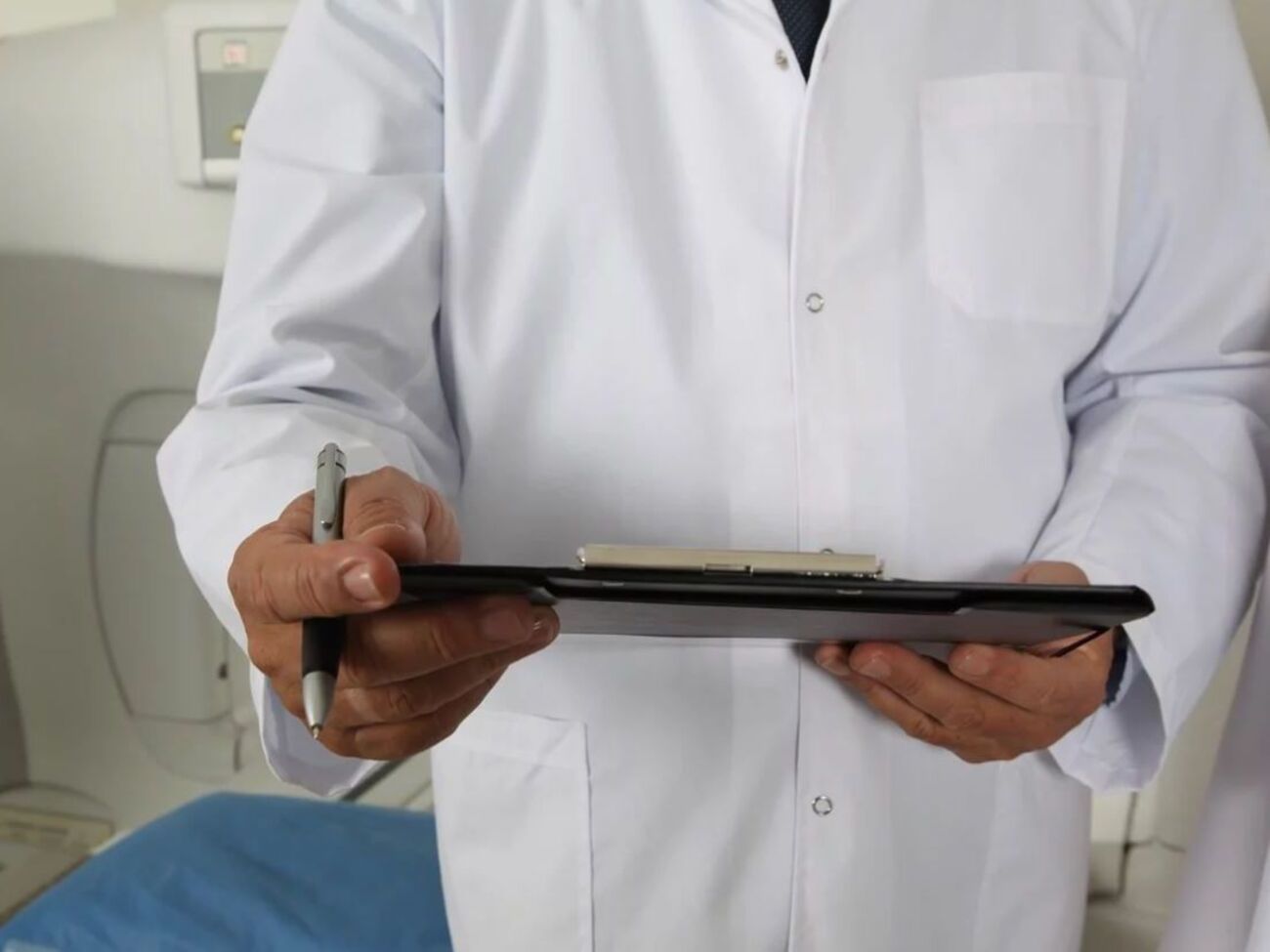 По предварительной версии, у женщины ОРВИ, но точный диагноз должны огласить медики &nbsp;