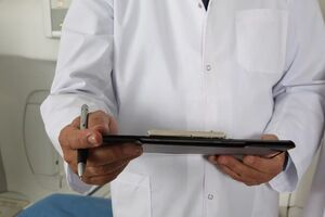 По предварительной версии, у женщины ОРВИ, но точный диагноз должны огласить медики