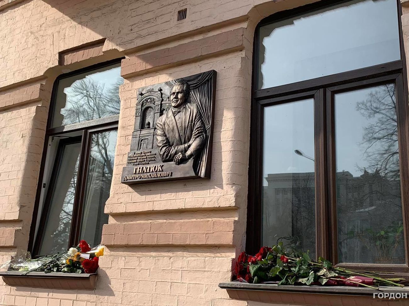 В Киеве установили мемориальную доску в честь Дмитрия Гнатюка. Фоторепортаж