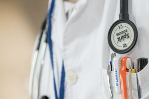 Жінка наразі у спеціальному боксі, повідомив Остяк