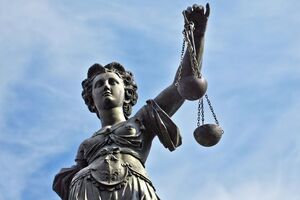 Правоохранители получили разрешение суда на задержание подозреваемого. Его имя в Офисе генпрокурора не назвали