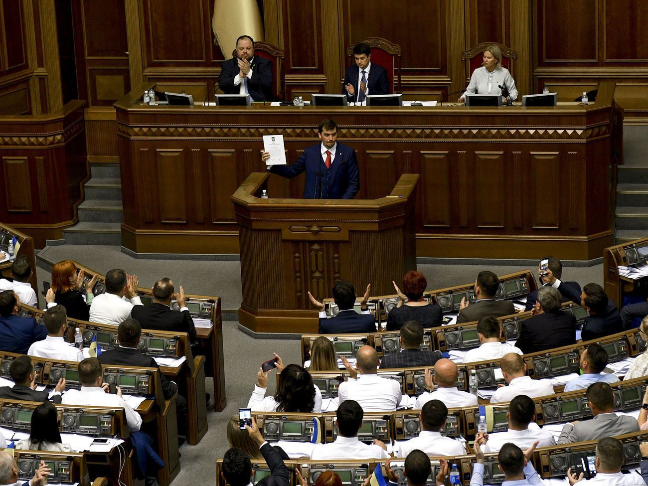 Гончарука (у центрі), за даними ЗМІ, не звільнять