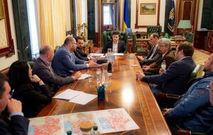 Из-за решения украинских медиахолдингов "украинцы не имеют возможности смотреть украинские телеканалы", заявил Зеленский