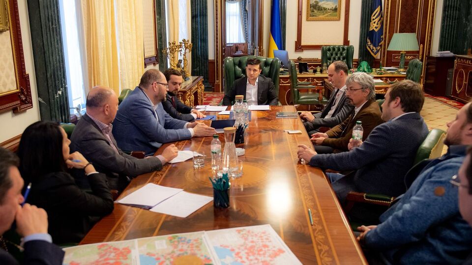 Из-за решения украинских медиахолдингов "украинцы не имеют возможности смотреть украинские телеканалы", заявил Зеленский