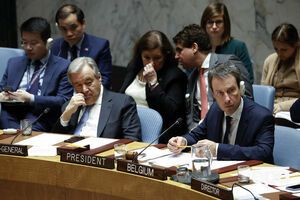 Генсек ООН Гутерріш (ліворуч на передньому плані) заявив, що настав "один із найтривожніших моментів" війни в Сирії