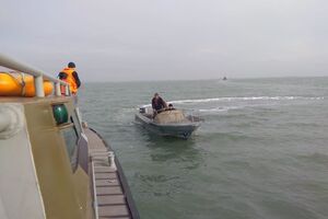 Рыбаки вернулись на своей лодке