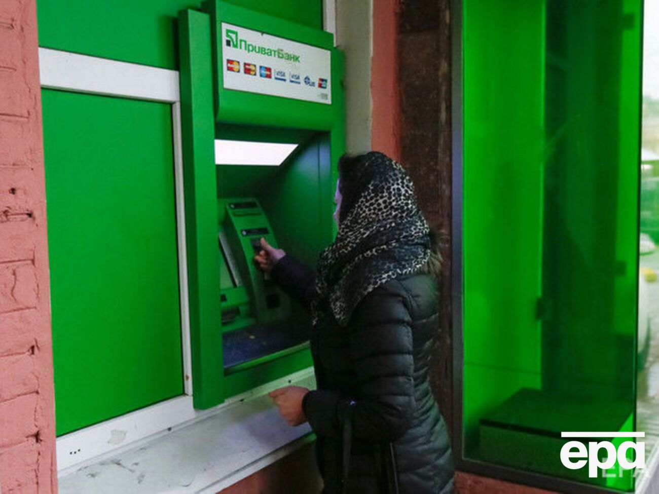 В "ПриватБанке" посоветовали снять наличные заранее