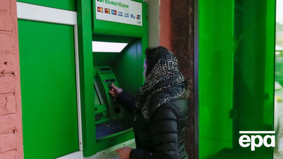 В "ПриватБанке" посоветовали снять наличные заранее