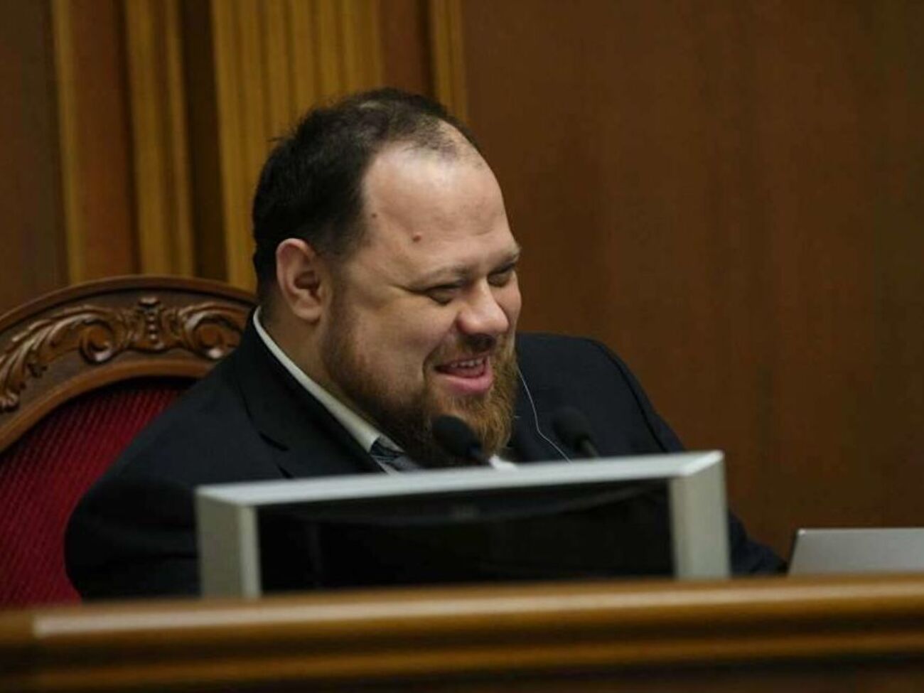 Стефанчук вважає, що Кабмін можуть відправити у відставку, тільки якщо члени уряду напишуть заяви про звільнення