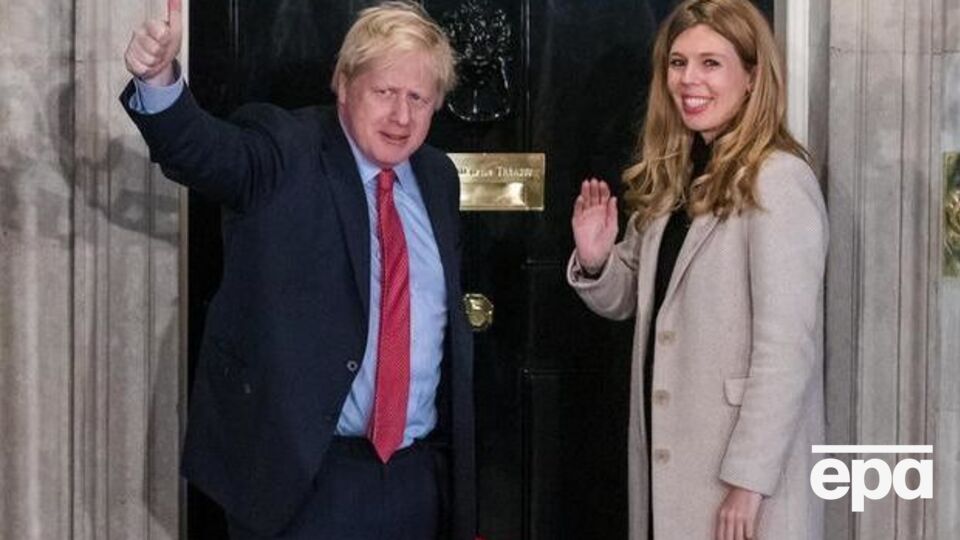 Симондс утверждает, что они с Джонсоном уже обручились