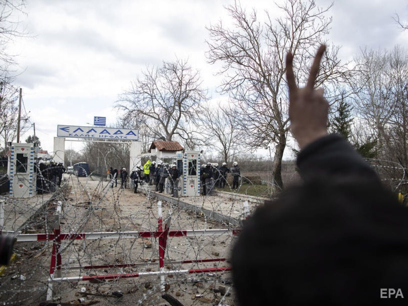 Турция открыла границу для мигрантов. Греция разгоняет беженцев слезоточивым газом. Фоторепортаж