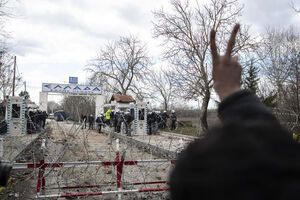 Туреччина відкрила кордон для мігрантів. Греція розганяє біженців сльозогінним газом. Фоторепортаж