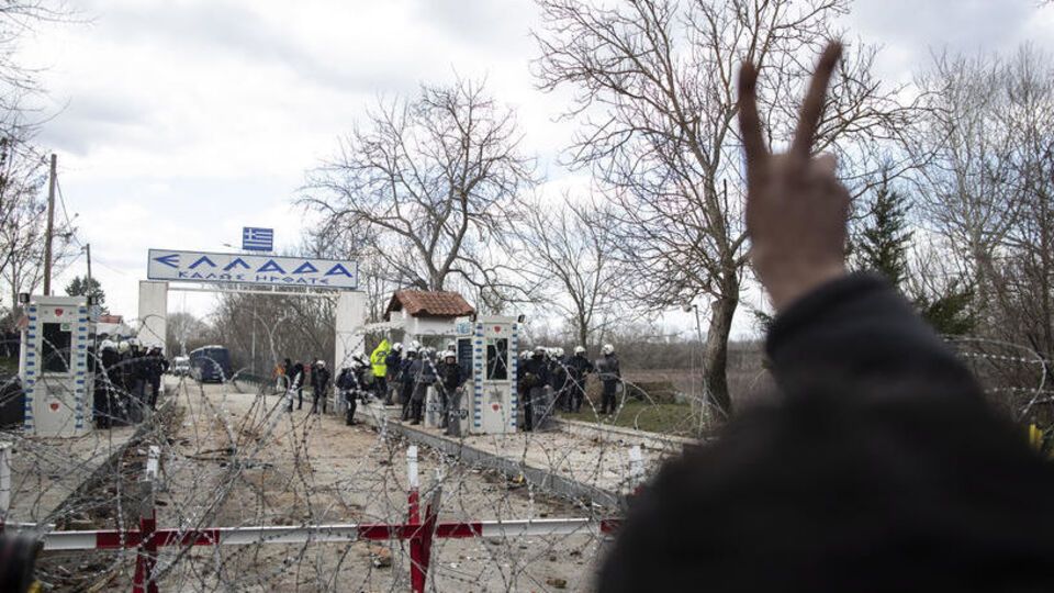 Турция открыла границу для мигрантов. Греция разгоняет беженцев слезоточивым газом. Фоторепортаж