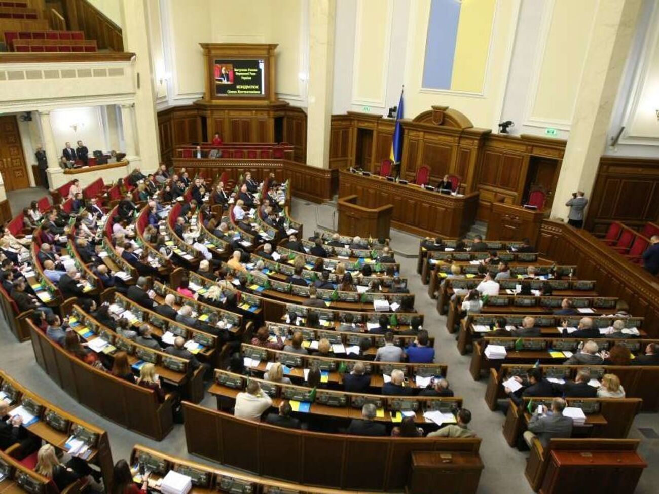В соответствии с Конституцией, отменять действующие законы может Верховная Рада или Конституционный Суд