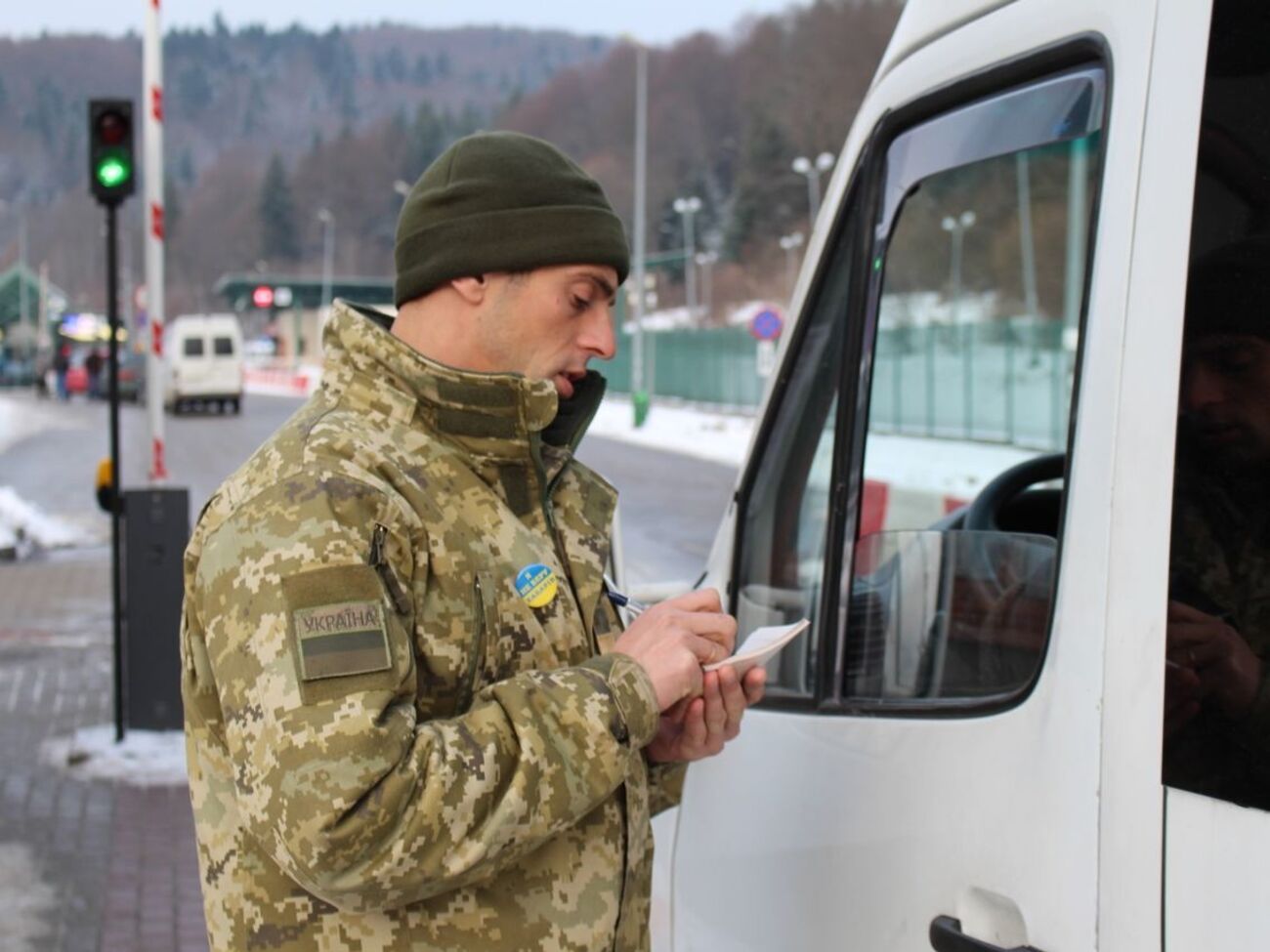 У ДПСУ зазначили, що із закордонним паспортом оформлення відбувається швидше