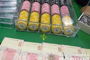 Во время обысков изъяли деньги, фишки и шесть покерных столов