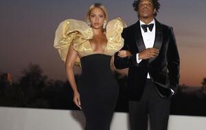 Бейонсе и Jay-Z слушали гимн США сидя