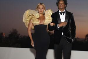 Бейонсе і Jay-Z слухали гімн США сидячи