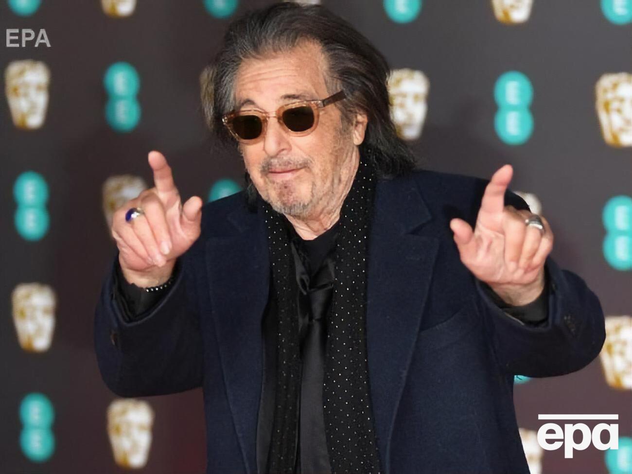 На церемонию премии BAFTA Аль Пачино пришел в удобной обуви, но это не спасло его от падения