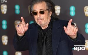 На церемонию премии BAFTA Аль Пачино пришел в удобной обуви, но это не спасло его от падения