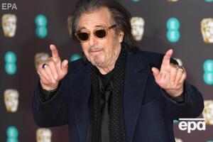 На церемонию премии BAFTA Аль Пачино пришел в удобной обуви, но это не спасло его от падения
