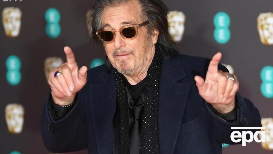 На церемонію вручення премії BAFTA Аль Пачіно прийшов у зручному взутті, але це не врятувало його від падіння