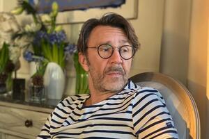 Шнуров: Все начнут друг с другом сраться. Атеистов на костер! Дай бог, обойдется, братцы, Без насилия сестер