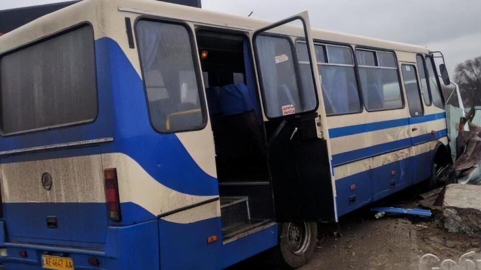 Школьный автобус с детьми врезался в забор в Днепропетровской области