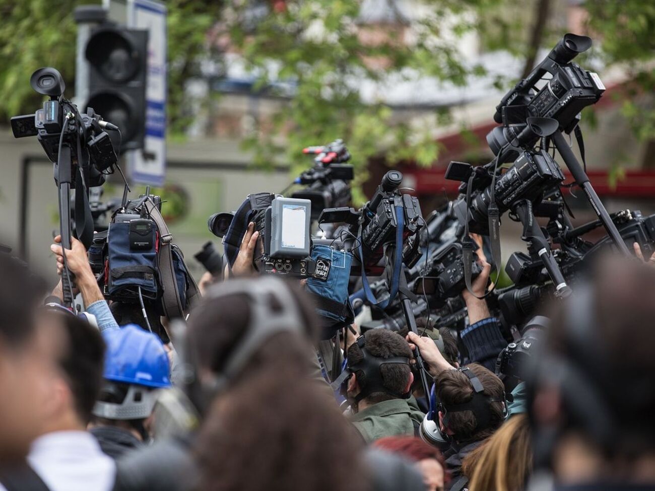 Четыре из шести подписантов заявления являются соавторами проекта закона "О медиа"