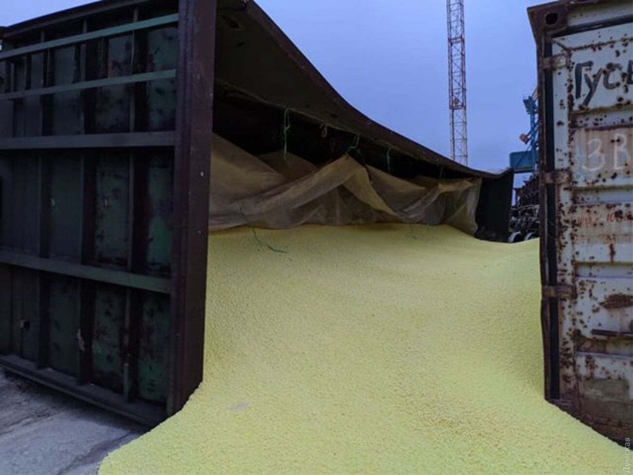 У морському порту міста Чорноморська через НП розсипалися тонни сірки