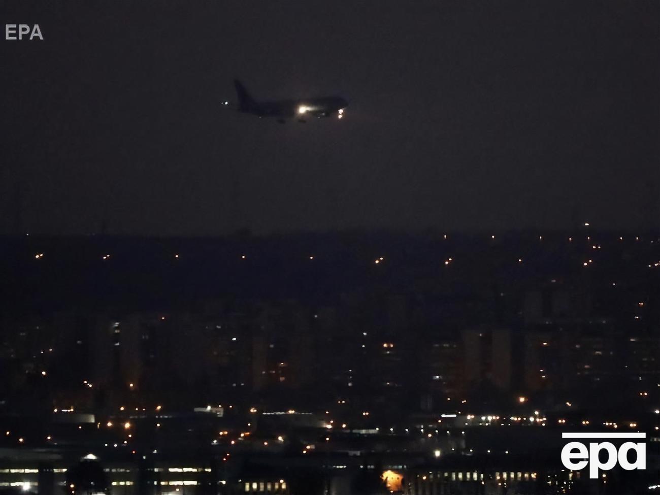 Канадский Boeing перед экстренной посадкой кружил в зоне ожидания