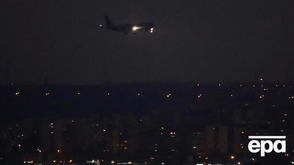 Канадський Boeing перед екстреним приземленням кружляв у зоні очікування
