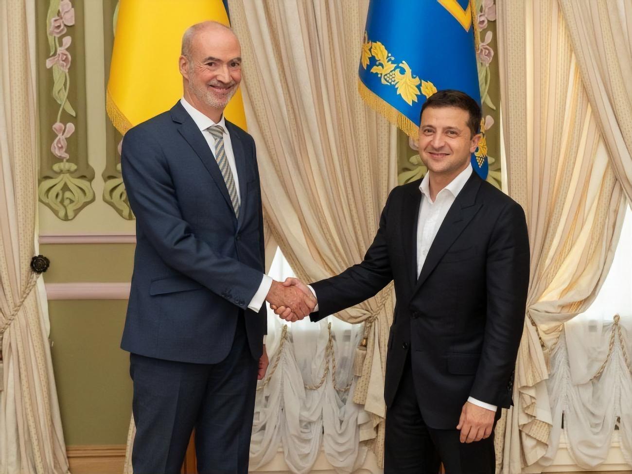 Посол Франції (на фото з президентом України Володимиром Зеленським): Коли прийде час Криму, ми подивимося, у який спосіб можна це вирішити