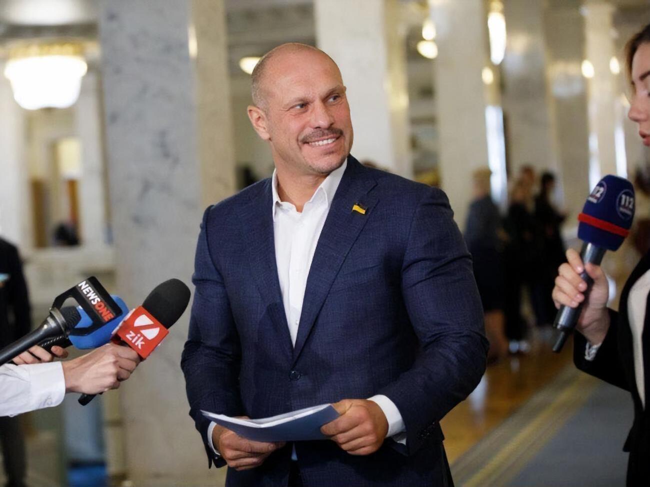 Кива сказал, что он "парламентарий европейского государства" и выступает "за межпарламентские взаимоотношения, которые будут укреплять страну и приносить пользу народу"