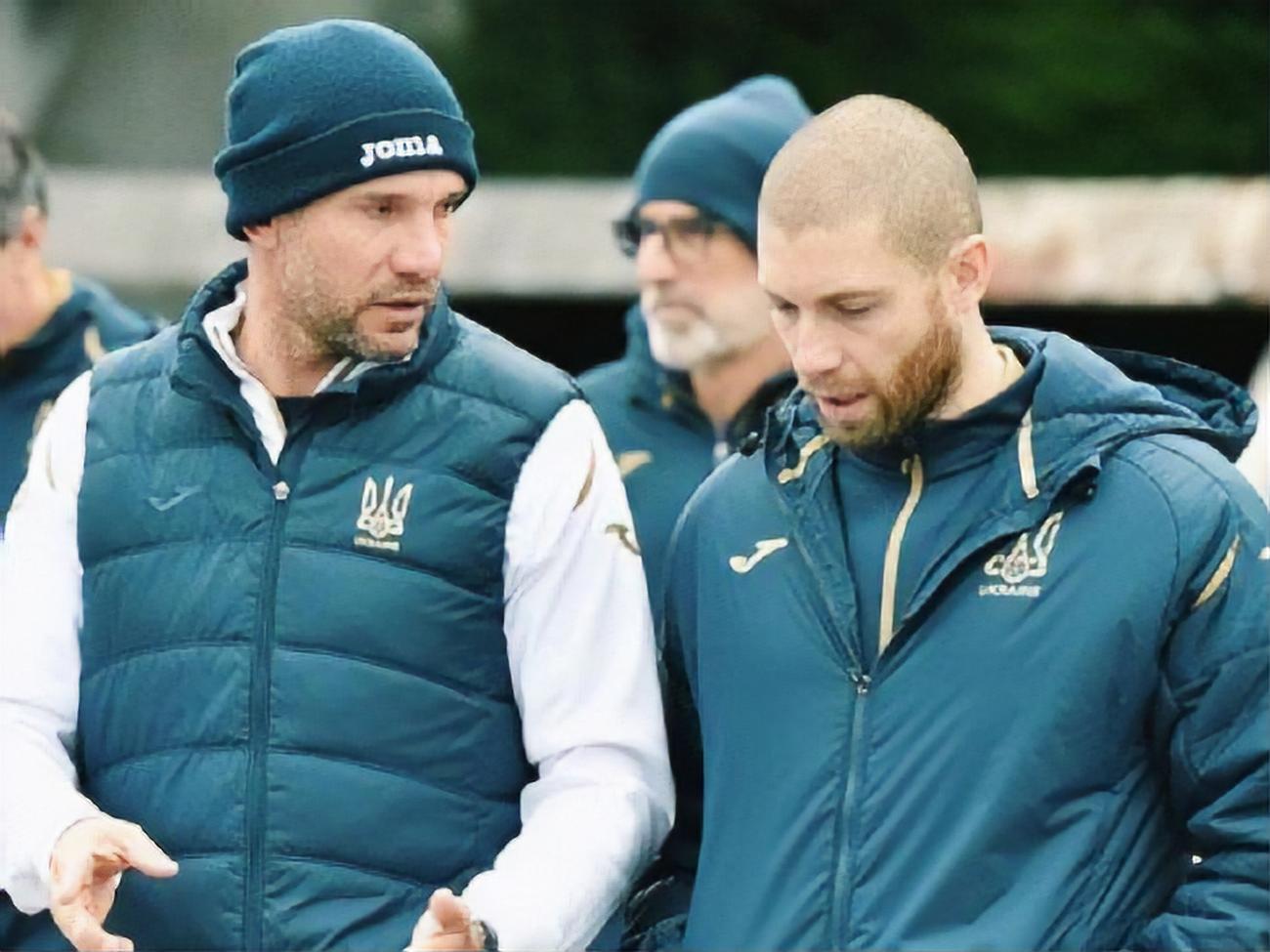 Андреа Аззалин (справа) работал в английском "Лестере"