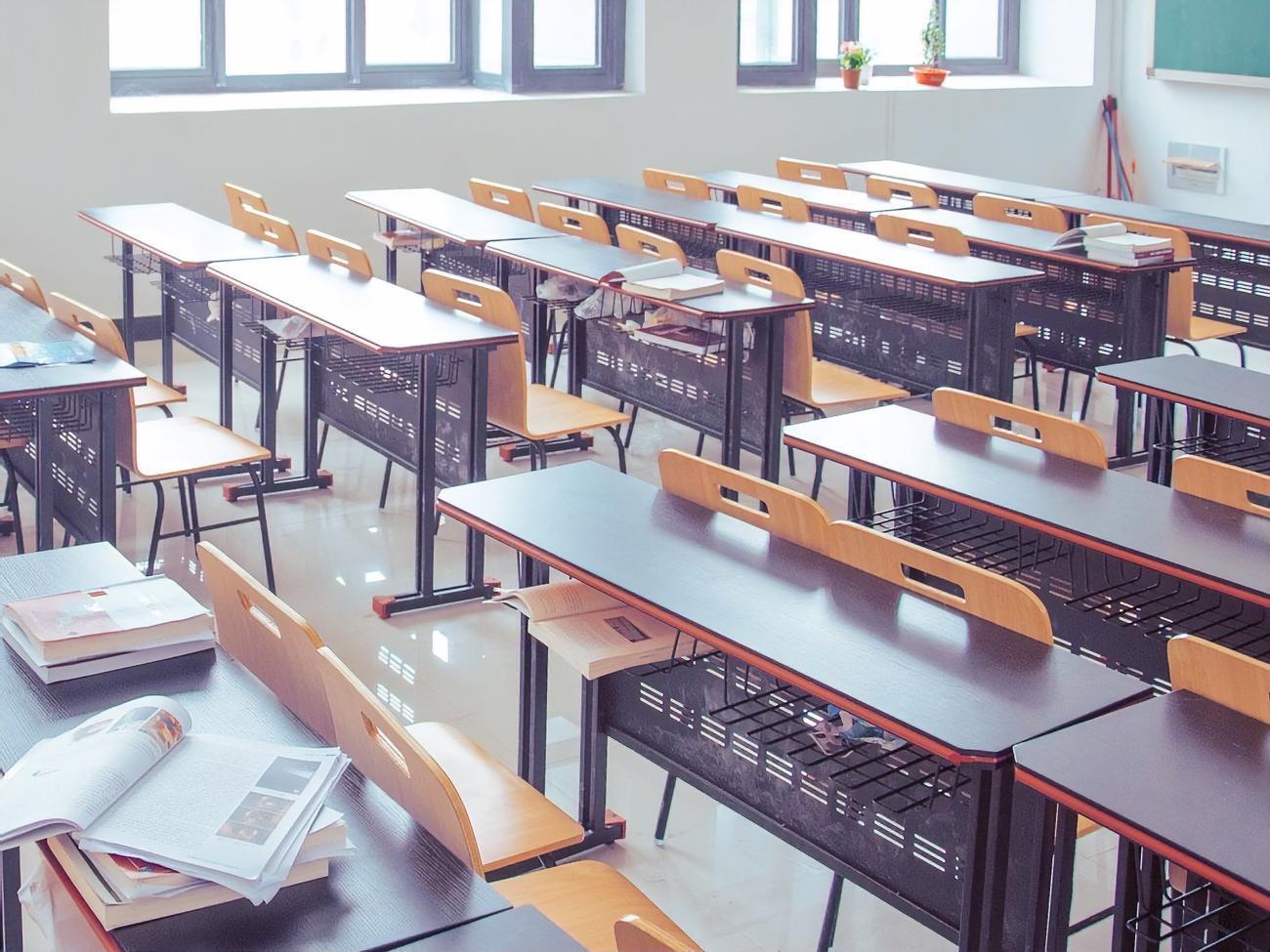 Школи закрили на 12 днів