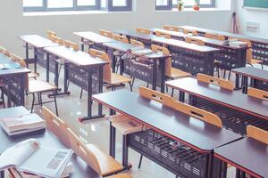 Школи закрили на 12 днів