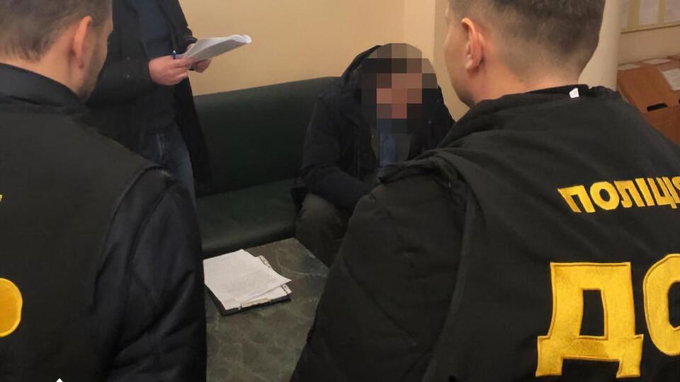 Чиновника затримали безпосередньо під час отримання ним хабара в сумі 2 млн грн, повідомили у ДБР