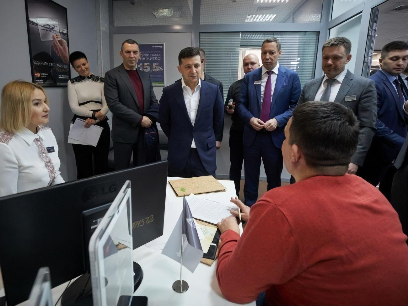 Зеленский подчеркнул, что Украине нужны новые рабочие места