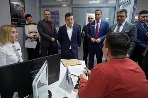 Зеленский подчеркнул, что Украине нужны новые рабочие места