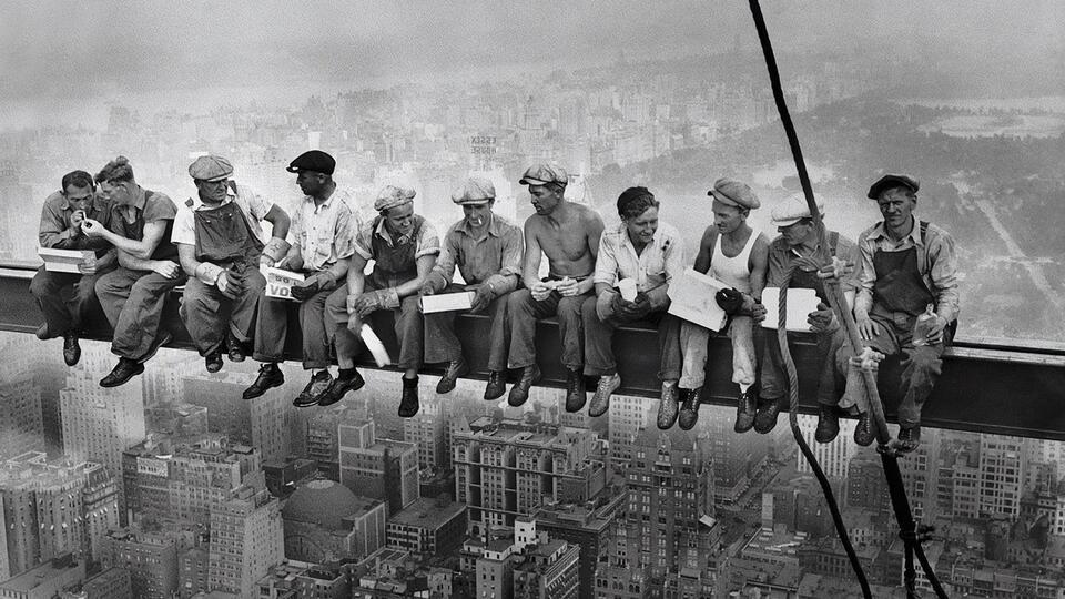 Фотографию "Обед на небоскребе" сделали во время строительства RCA Buildings