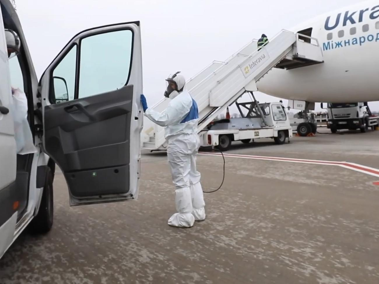 После прибытия самолет продезинфицировали,&nbsp;форменную одежду членов экипажа утилизируют