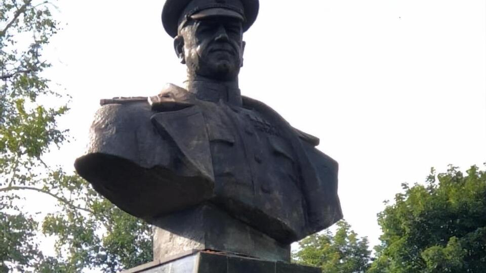 Летом 2019 года активисты сносили бюст Жукова, позже его восстановили