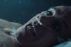 Ліндеманн у кліпі лежить на лікарняному ліжку