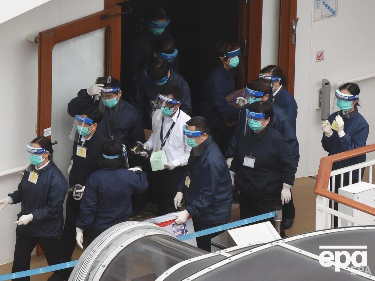 На борту World Dream обследуют всех пассажиров и всю команду