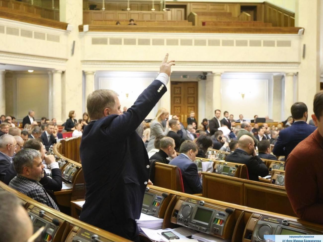Противники законопроекта во время обсуждения говорили, что в случае его принятия "Россия будет аплодировать стоя"